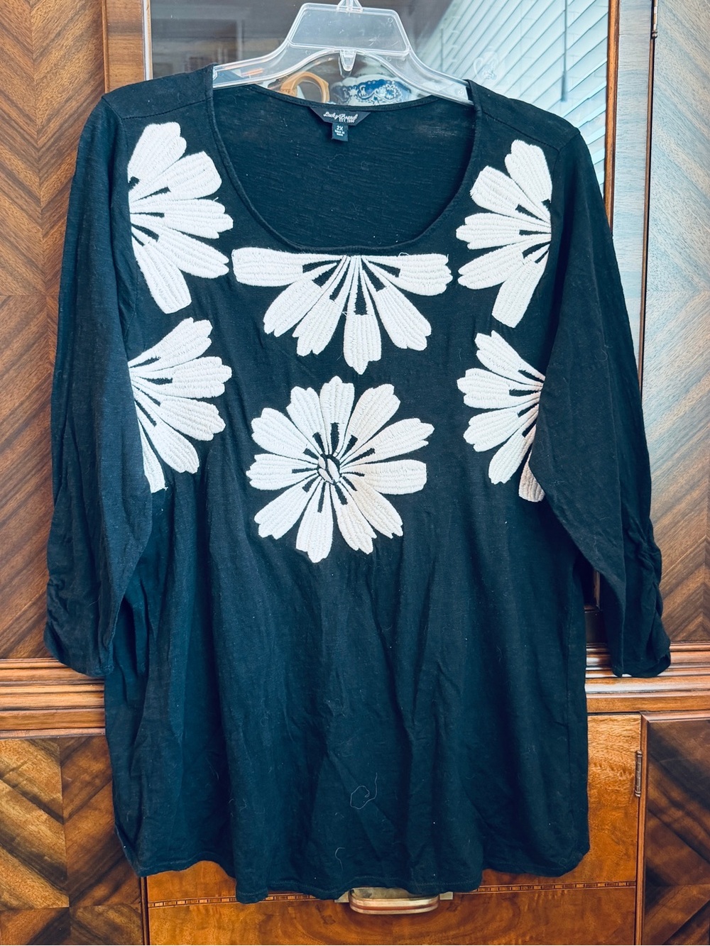 Lucky Brand 3/4 Sleeve Black Top w White Stitched Flowers 2X